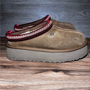 Ugg women's Tazz slipper size 8 In chestnut color.
